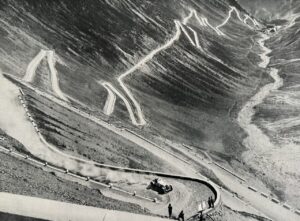 1932 – Nr. 68 Hans Stuck beim Training am Tag vor dem Rennen UN EVENTO MEMORABILE PER CELEBRARE I DUECENTO ANNI DELLO STELVIO: AUTO, MOTO E BICI STORICHE SUL VALICO PIÙ ALTO DELLE ALPI 1932 Nr. 68 Hans Stuck beim Training am Tag vor dem Rennen